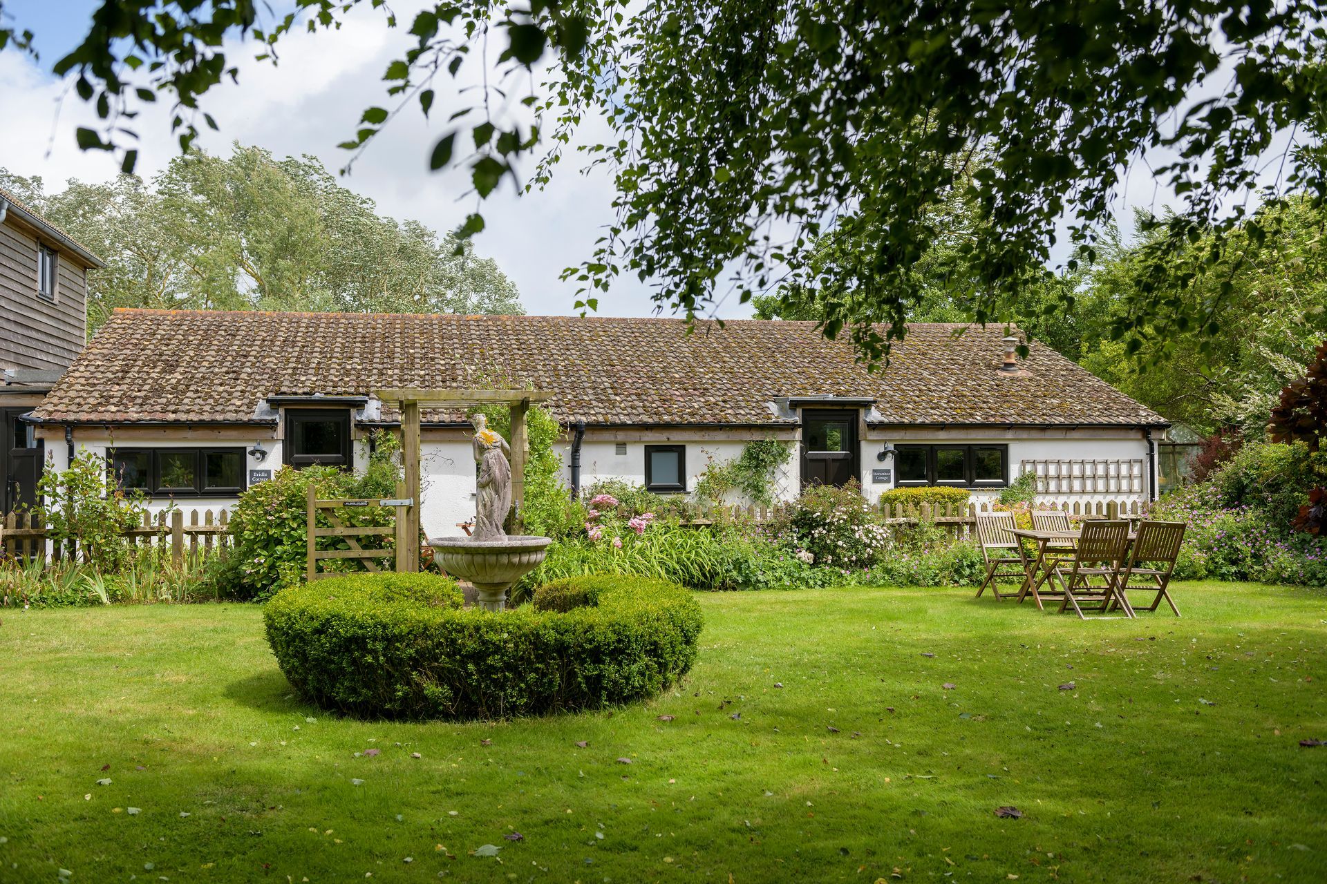 Large shared garden to the front of Bridle Cottage and Horseshoe Cottage