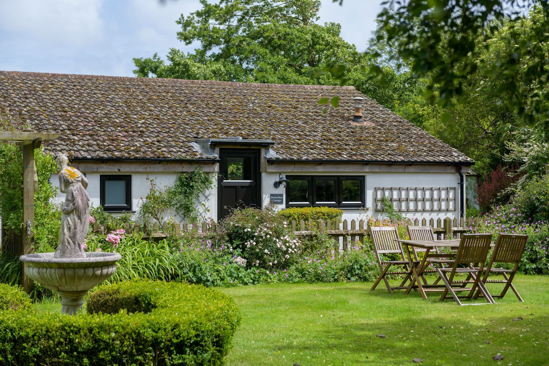 Outdoor dining space in the shared garden. 