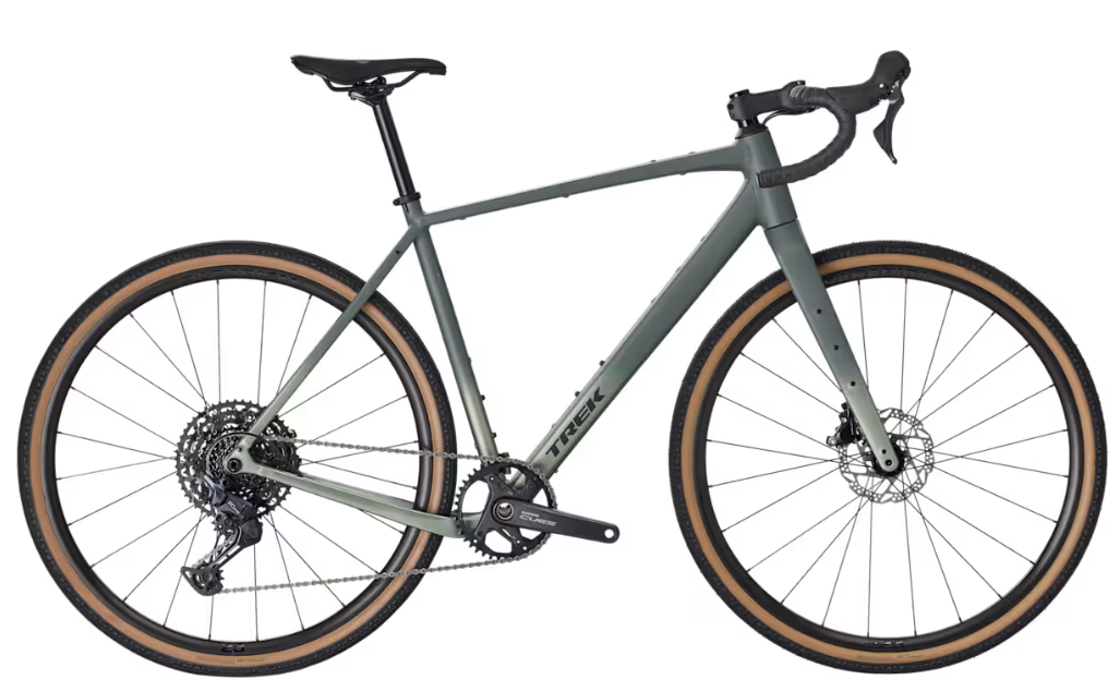 Vélo gravel gris avec pneus beiges et guidon de course sur fond blanc
