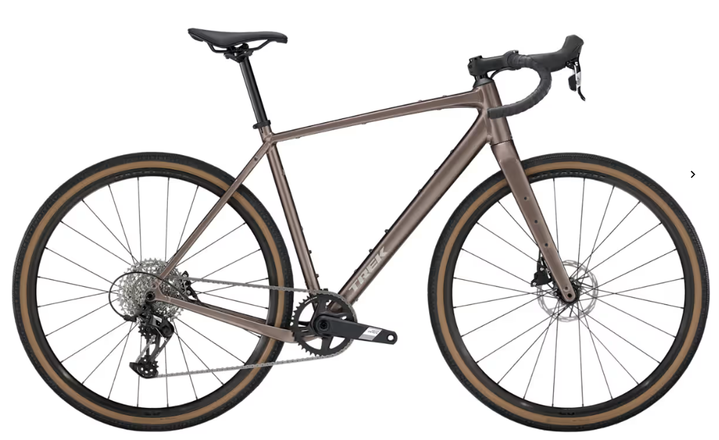 Vélo gravel marron avec guidon route, pneus à flancs beiges et freins à disque sur fond blanc