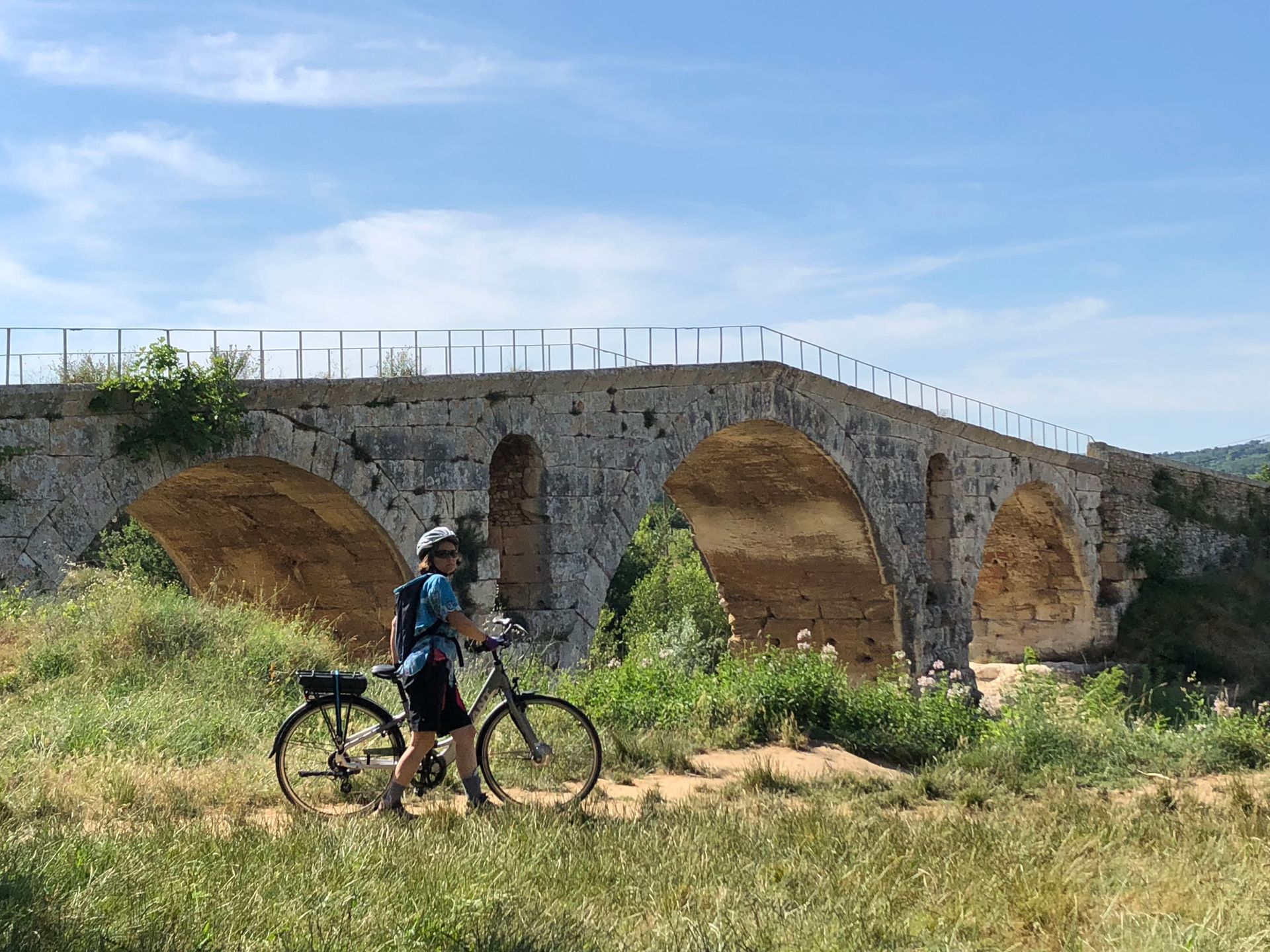 Un cycliste se tient près de son vélo à Bonnieux