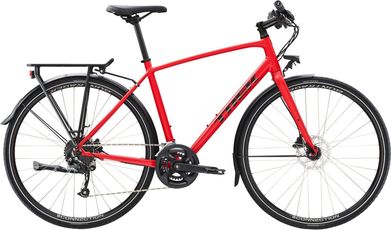Vélo hybride rouge avec porte-bagages avant et arrière, présenté sur fond blanc.