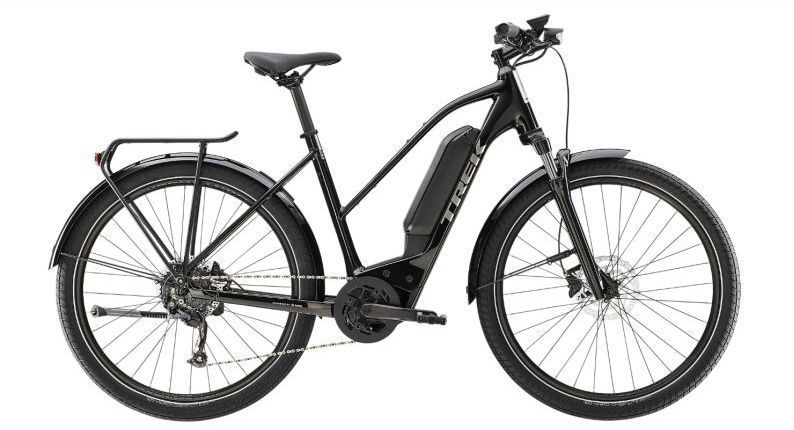 VTT électrique noir avec porte-bagages arrière sur fond blanc