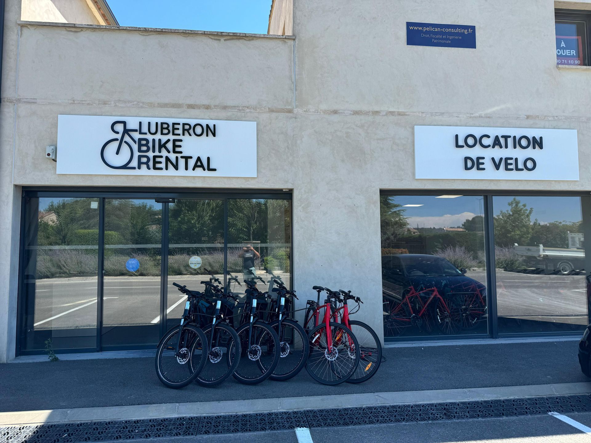 La façade du magasin de location de vélos Bluebon Bikes, avec plusieurs vélos garés à l'extérieur et des panneaux indiquant « Location de vélo ».
