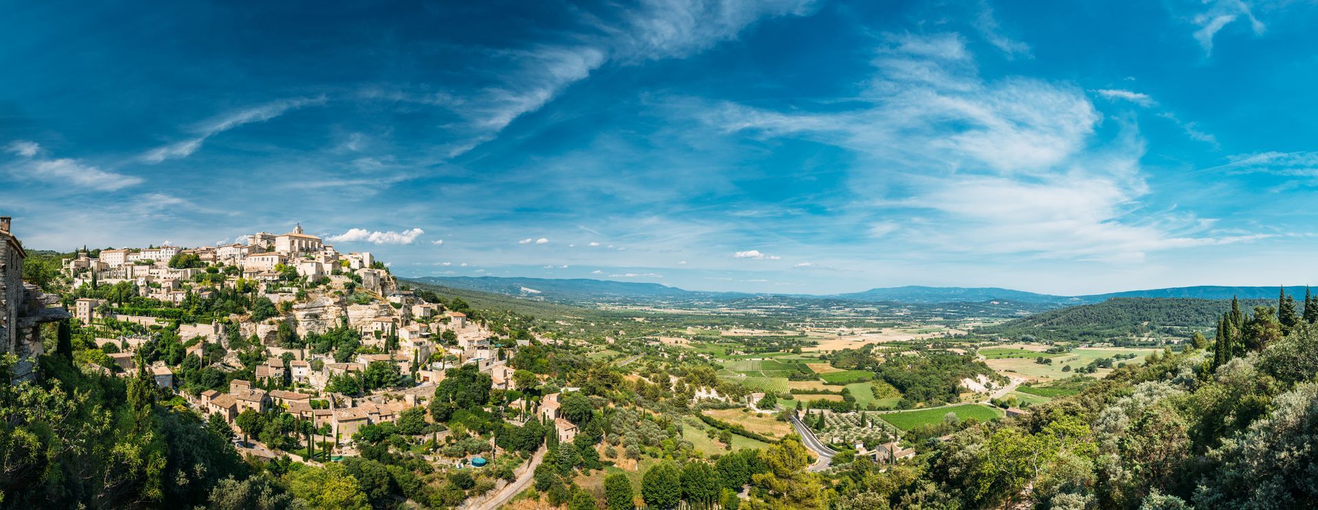 Vue panoramique de la vallée du Luberon depuis les hauteurs de Gordes