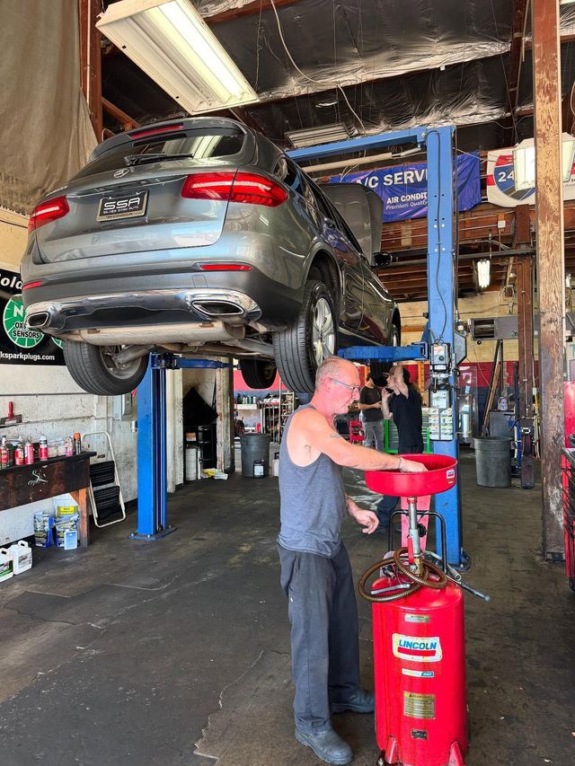 Garage photo | Tom’s B & M Auto