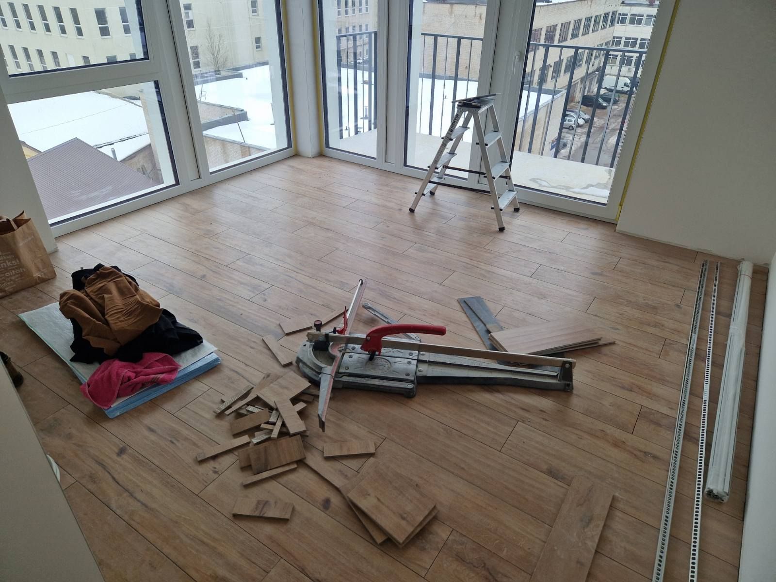Grindų plytelių montavimas naujos statybos name – rezultatas be trūkumų.