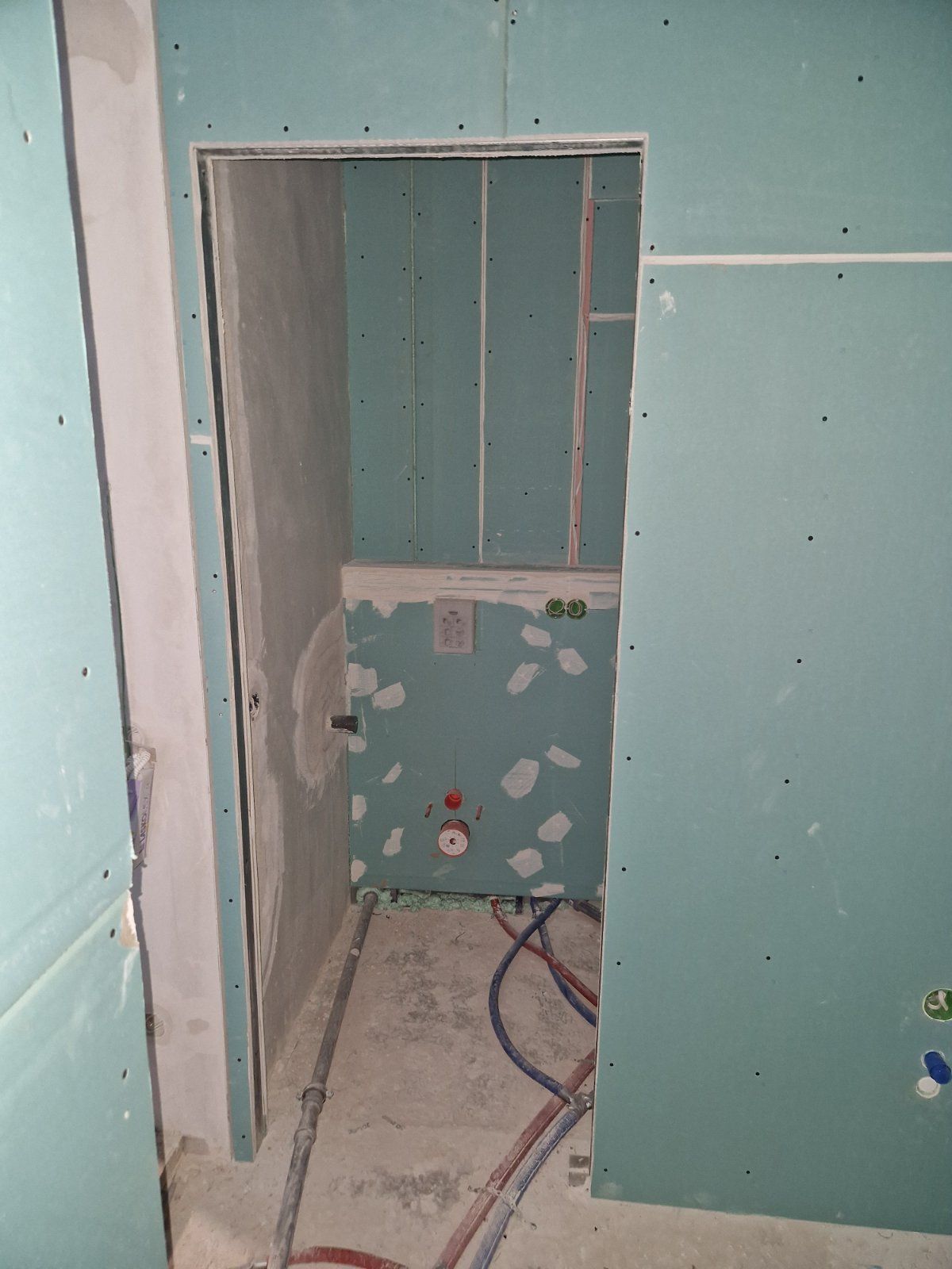 Potinkinis WC rėmas su vandens išvadais, tvirtai sumontuotas ir paruoštas gipso kartonas apdailai.