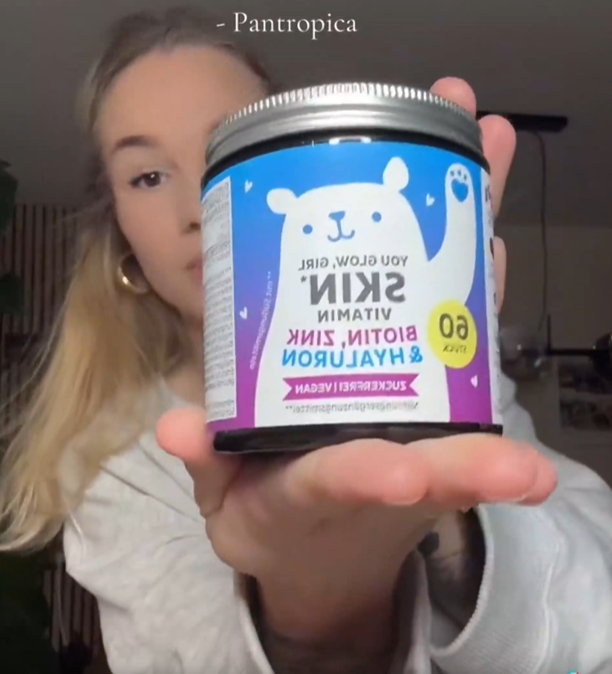 Een persoon houdt een potje met
