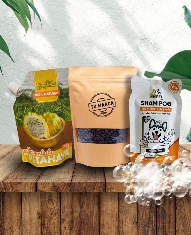 Tres paquetes de productos: pitahaya, frijoles negros y champú para perros, sobre una superficie de madera. Burbujas presentes.