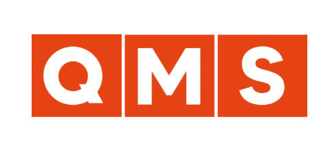 Logotipo de QMS en letras blancas dentro de tres cuadrados naranjas.