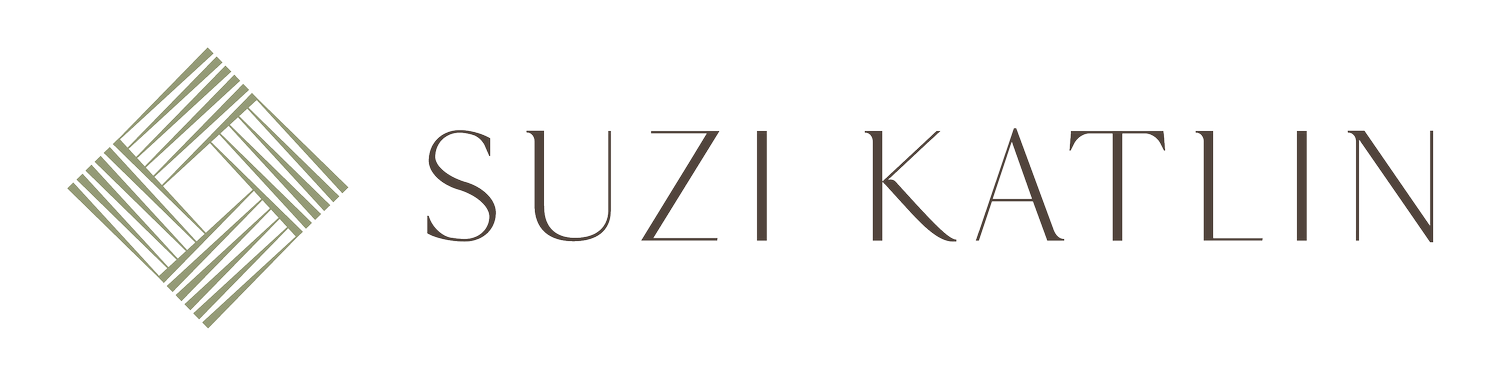 A logo for suzi katlin with a diamond in the middle.