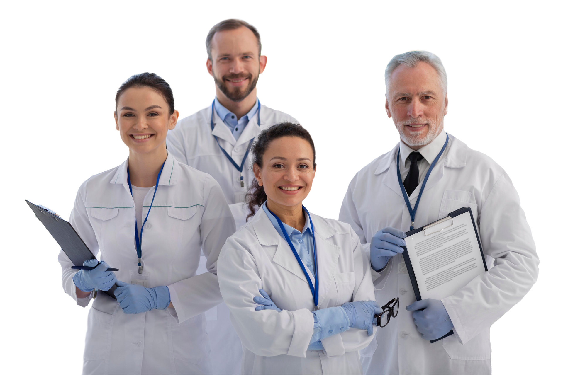 Cuatro doctores sonrientes con batas de laboratorio, de pie en un laboratorio.