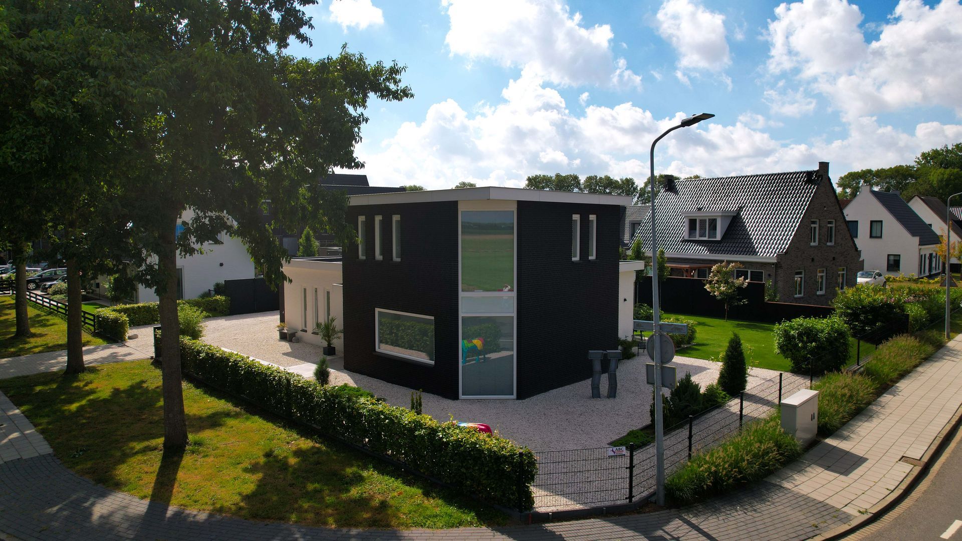 Moderne nieuwbouw woning, villa met strakke lijnen, Bouwbedrijf van Gurp