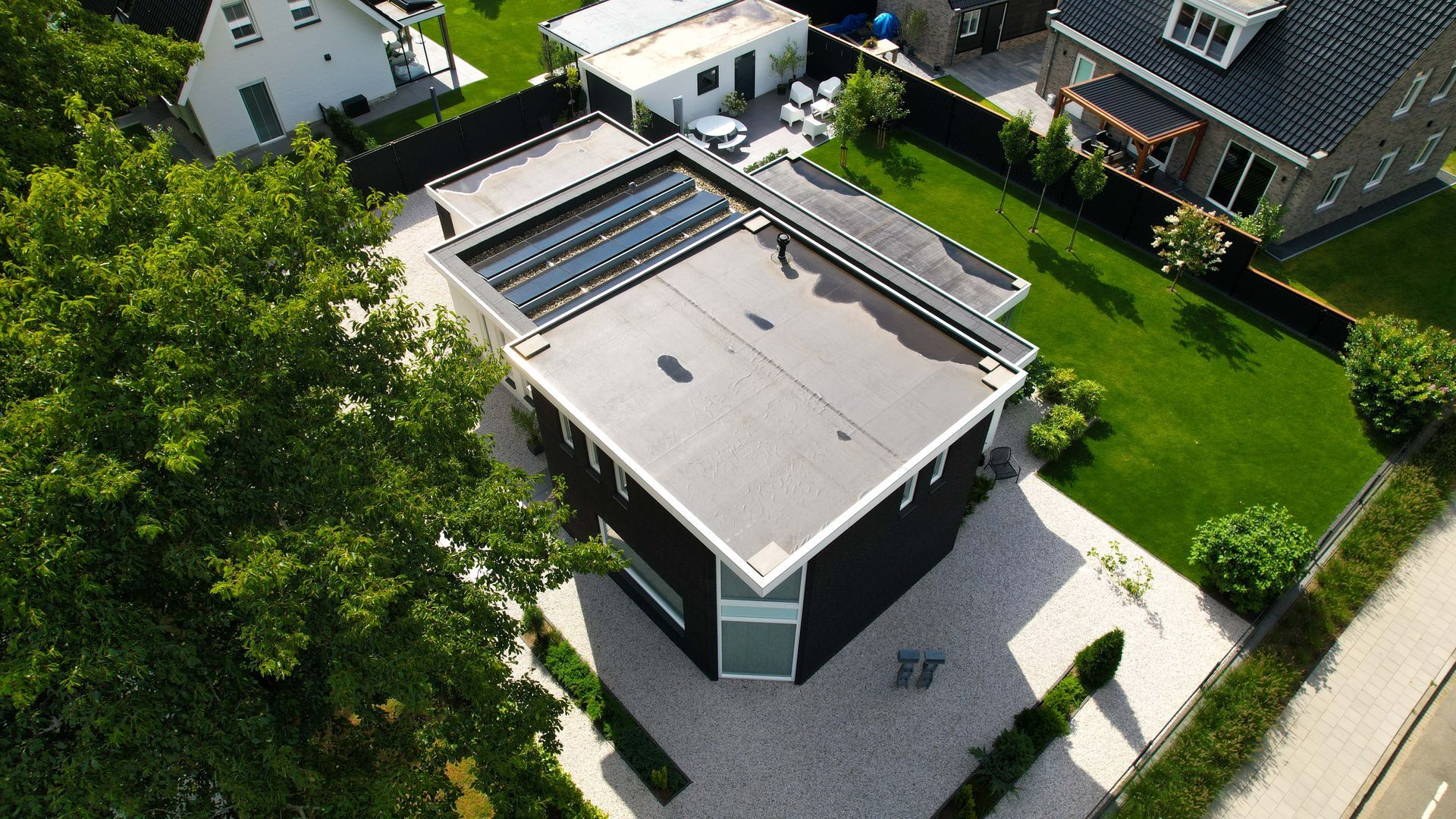 Moderne nieuwbouw woning, villa met strakke lijnen, Bouwbedrijf van Gurp