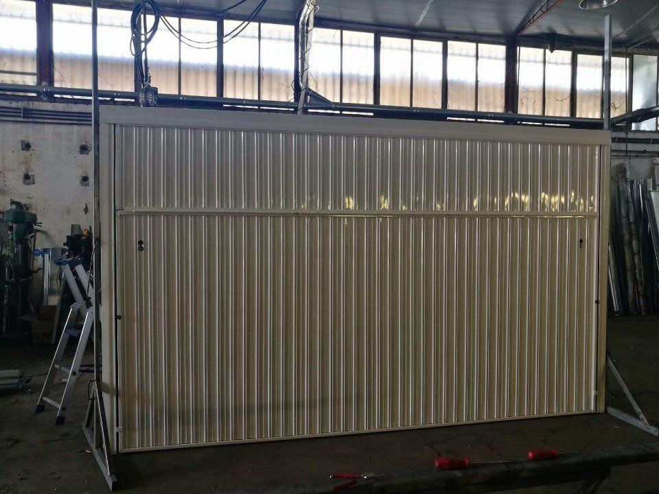 porta basculante in produzione