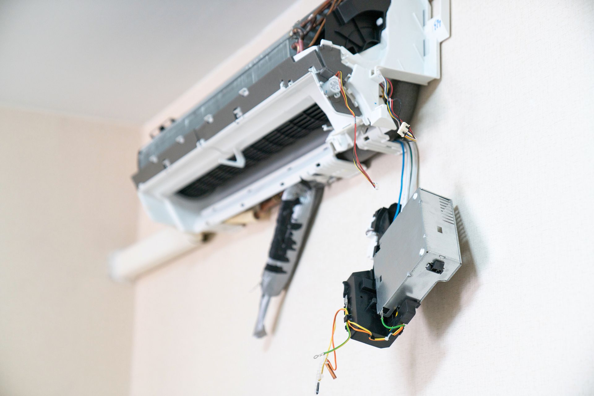 Technician Repairing Air Conditioner | Glasgow, VA | Natural Bridge