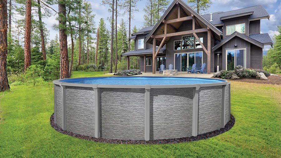 Une grande maison avec une piscine devant.