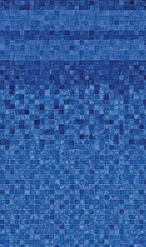 Un gros plan d un mur de carreaux bleus dans une piscine.