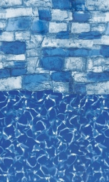 Une piscine avec un mur en pierre bleue et une surface d eau bleue.