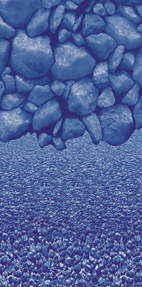 Un tas de roches bleues posées au sommet d’un plan d’eau.