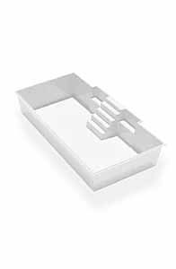 Contour 3D blanc d'un récipient rectangulaire avec une découpe intérieure étagée sur fond blanc