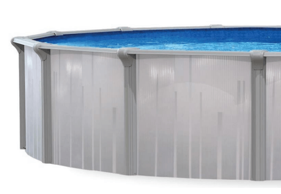 Une grande piscine avec de l eau bleue sur fond blanc.