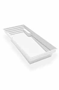 Égouttoir à vaisselle en plastique blanc avec une grille à fentes et un plateau incurvé sur fond blanc