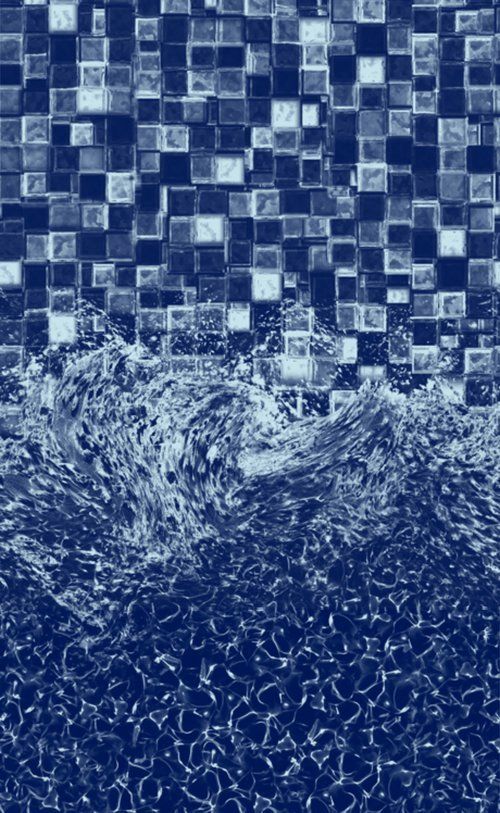 Un gros plan d une piscine avec un mur de carrelage bleu.