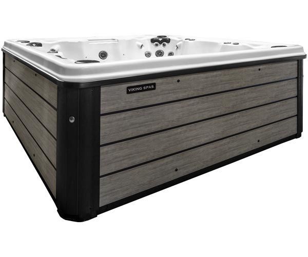 Un spa blanc avec un cadre en bois