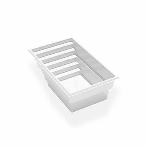 Panier égouttoir en plastique blanc avec couvercle à fentes sur fond blanc
