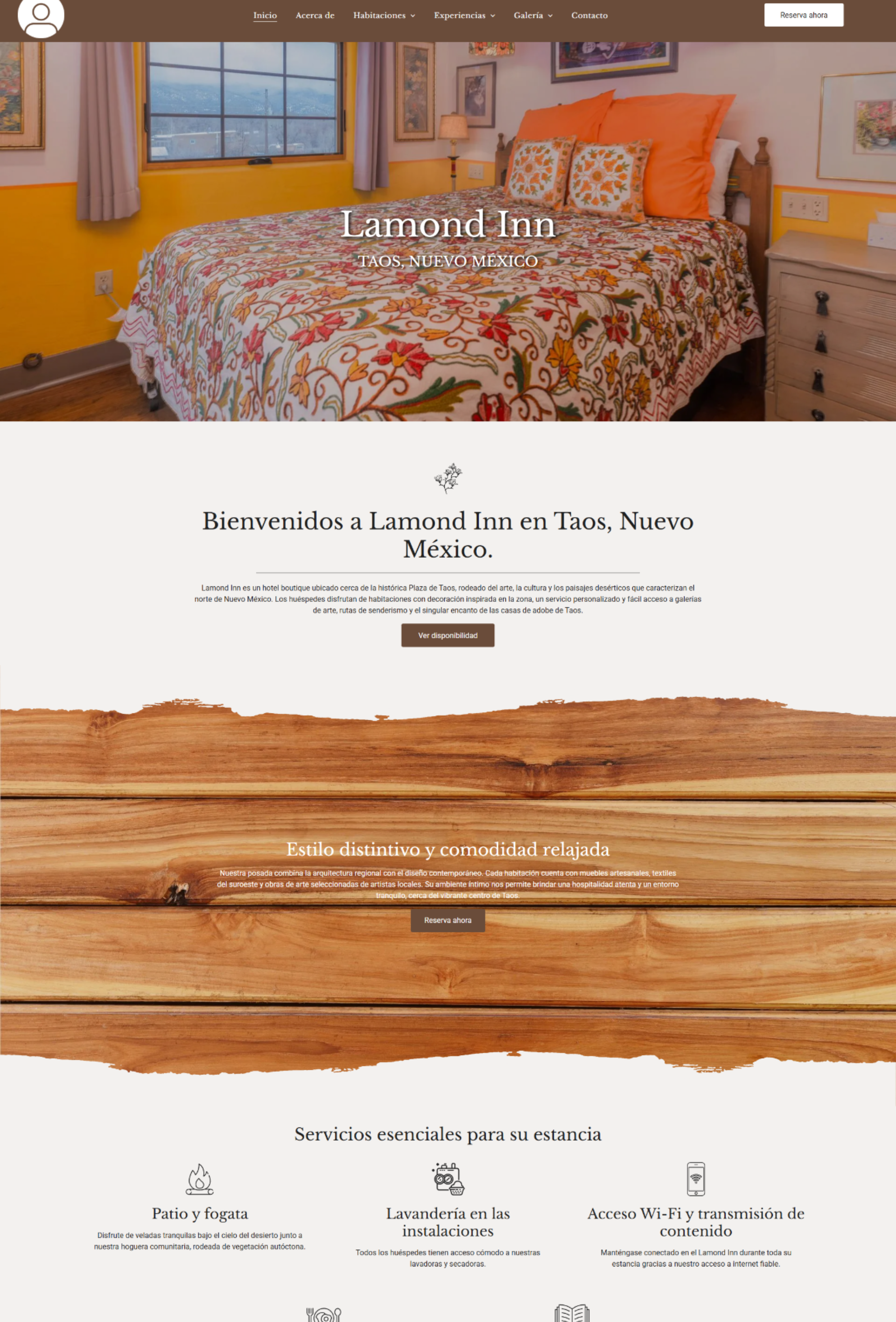 Página de inicio del sitio web del hotel con una cama colorida, un paisaje desértico y secciones de menú de madera rústica.