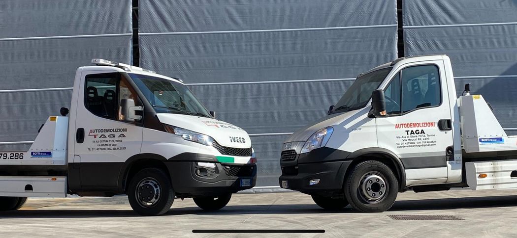 carrozziere durante un lavoro su una range rover