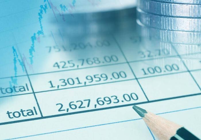 Un lápiz apunta a una gráfica que dice total 2.627.693,00