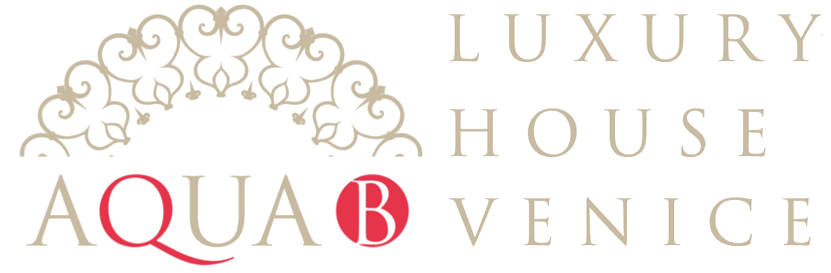 Logo per Aqua B Luxury House Venice con decorazioni dorate e testo beige su sfondo bianco.
