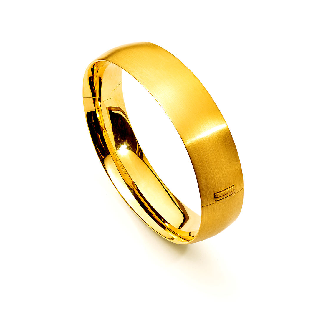 eine Nahaufnahme eines goldenen Rings auf weißem Hintergrund