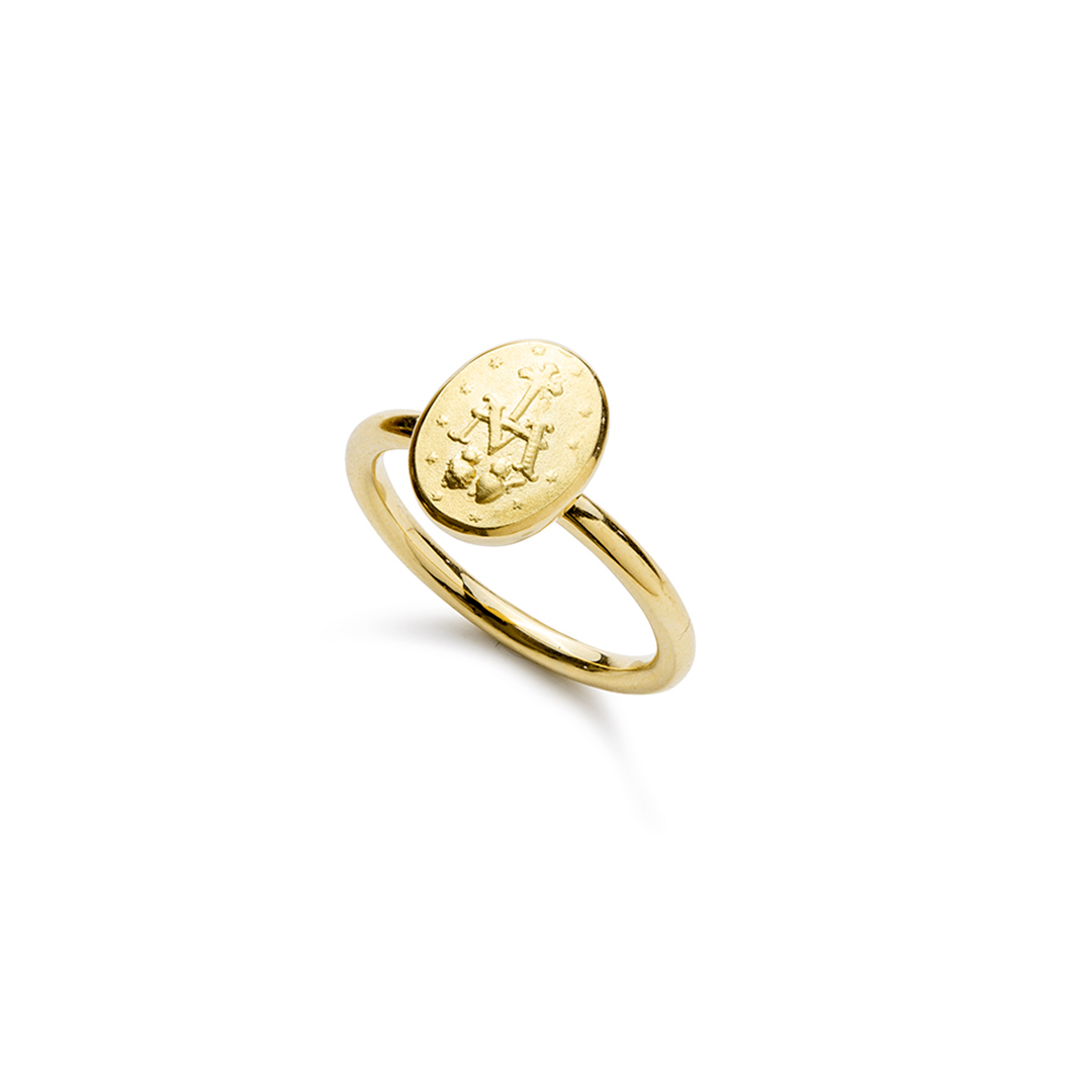ein goldener Ring mit einer Münze darauf auf weißem Hintergrund