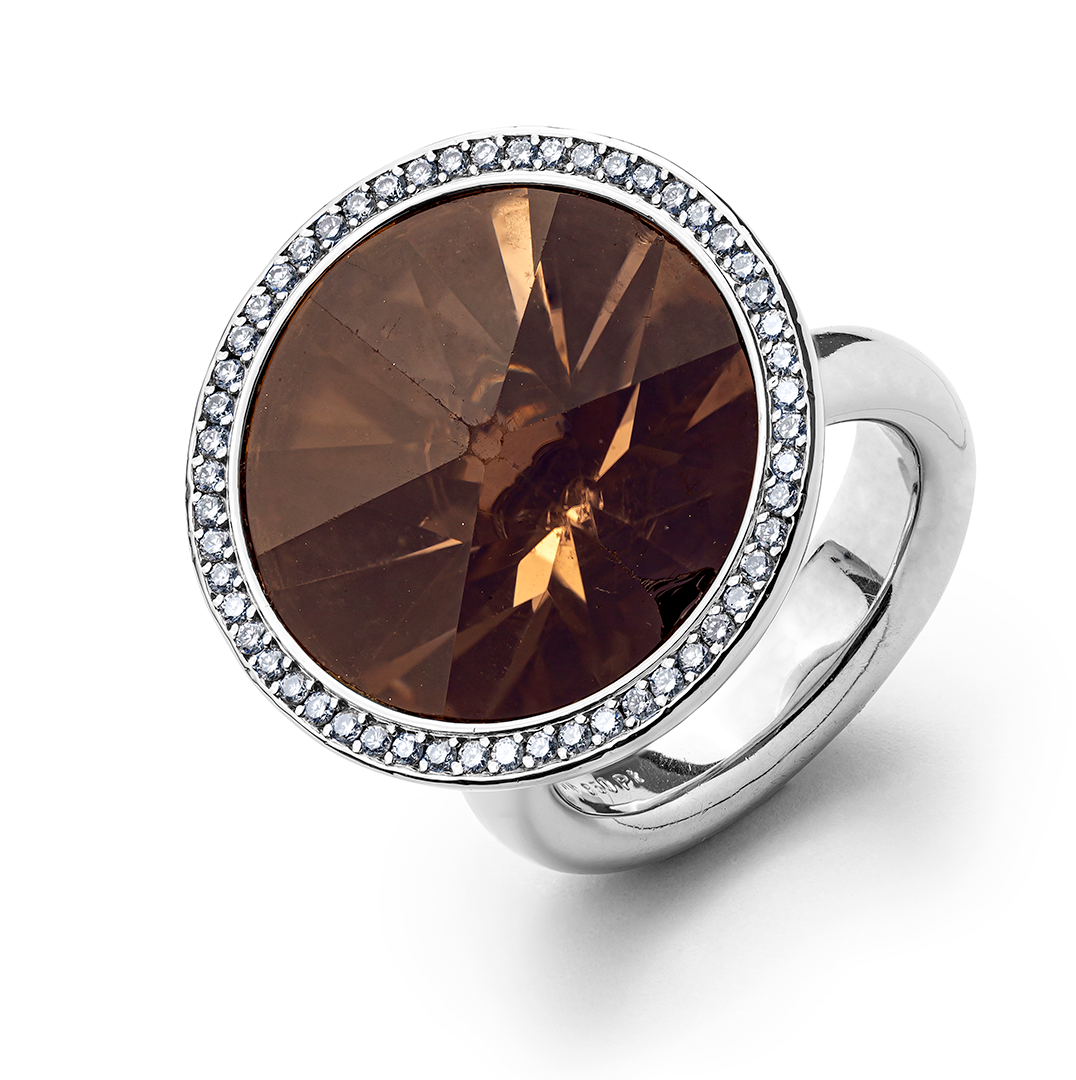 ein goldener Ring mit Diamanten auf weißem Hintergrund