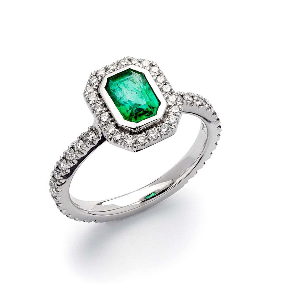 ein Weißgoldring mit einem Smaragd und Diamanten