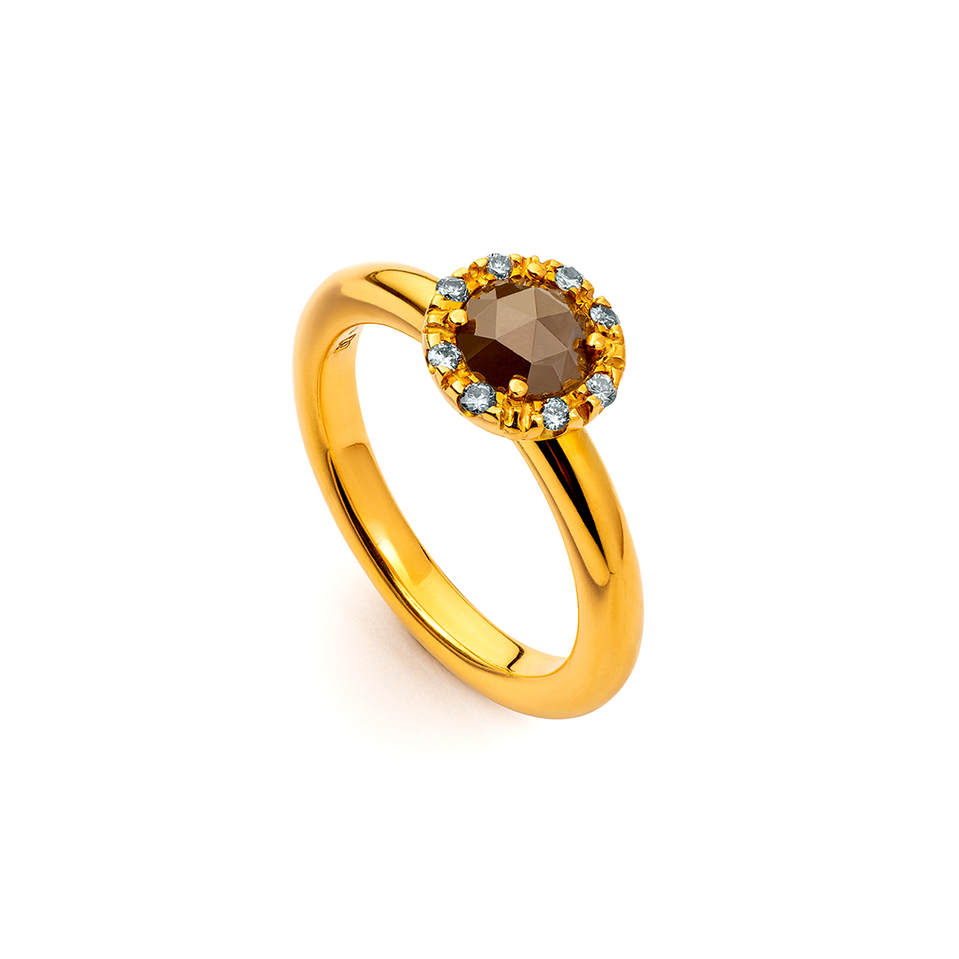 ein goldener Ring mit einem braunen Stein in der Mitte