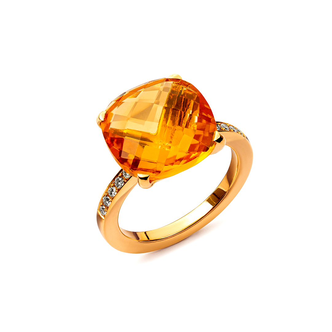 ein goldener Ring mit Diamanten auf weißem Hintergrund