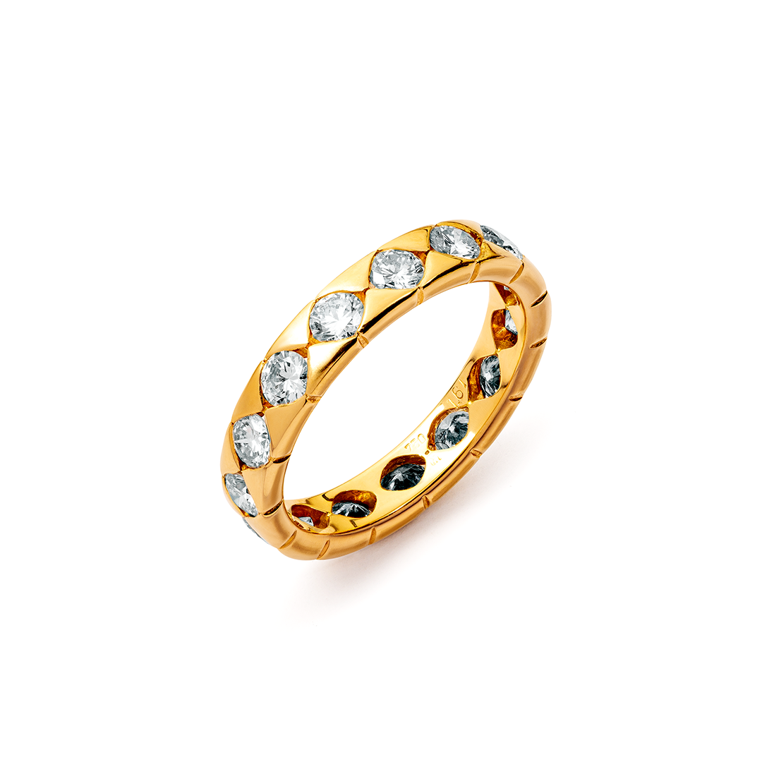 ein goldener Ring mit Diamanten auf weißem Hintergrund