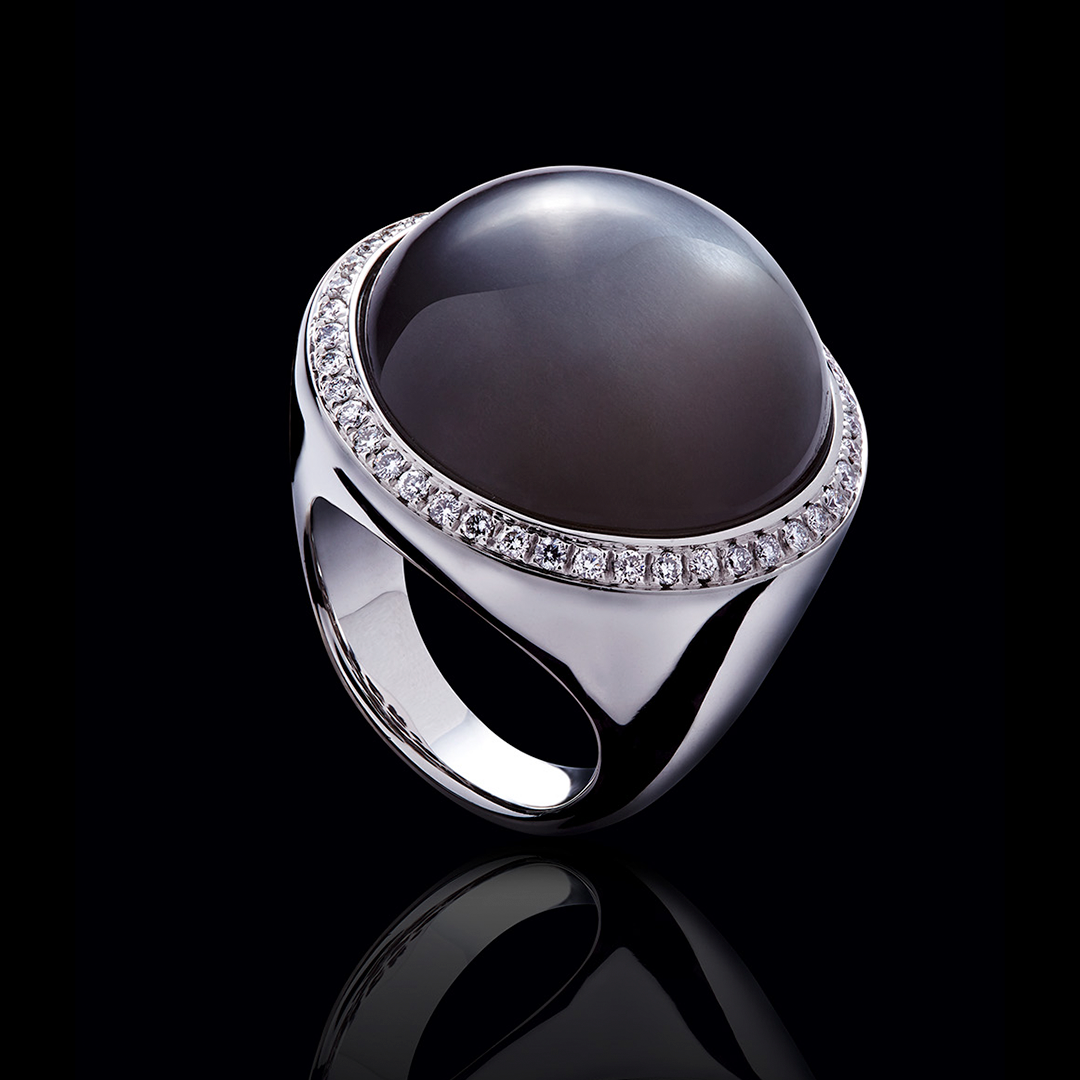 ein goldener Ring mit Diamanten auf weißem Hintergrund