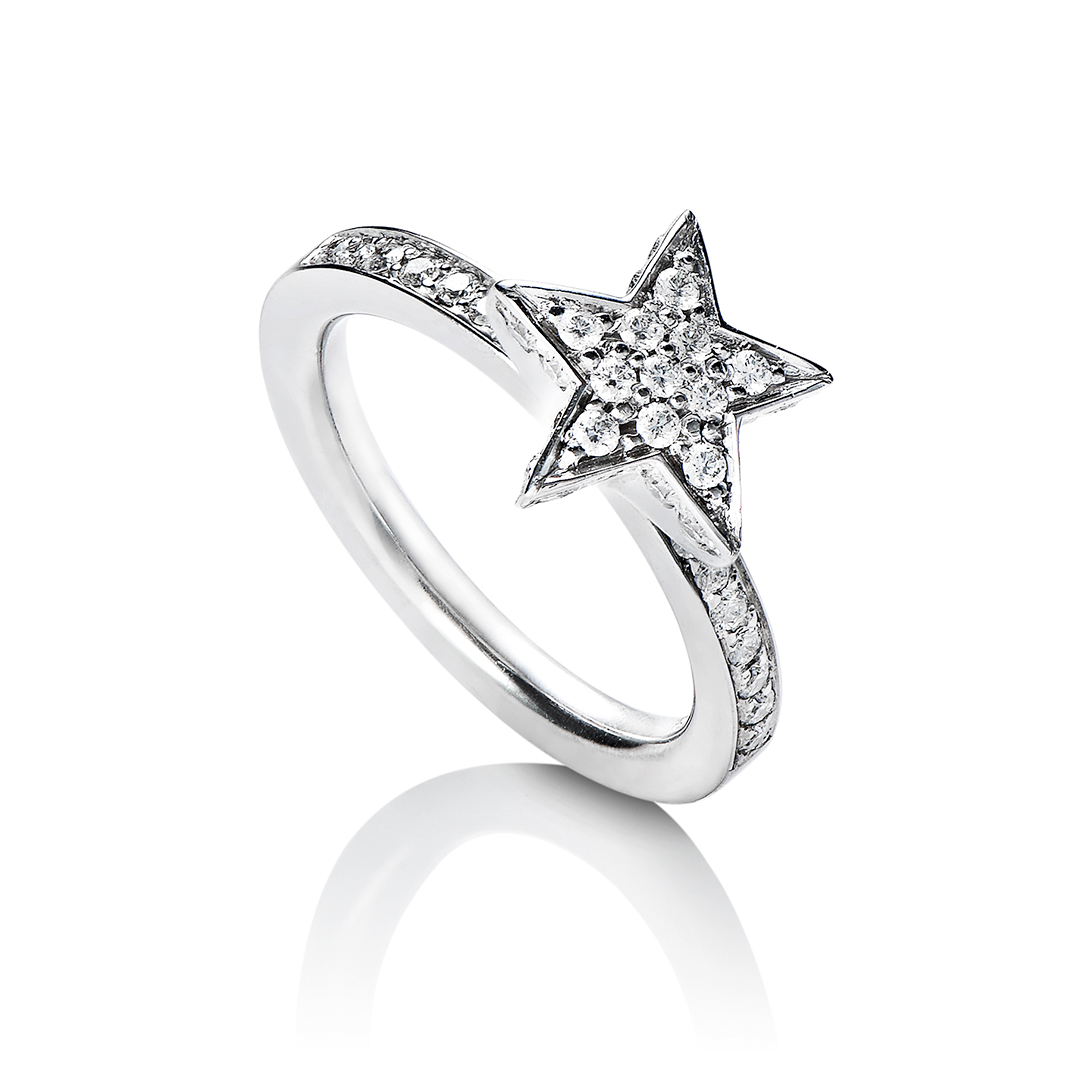 ein silberner Ring mit einem sternförmigen Diamanten in der Mitte