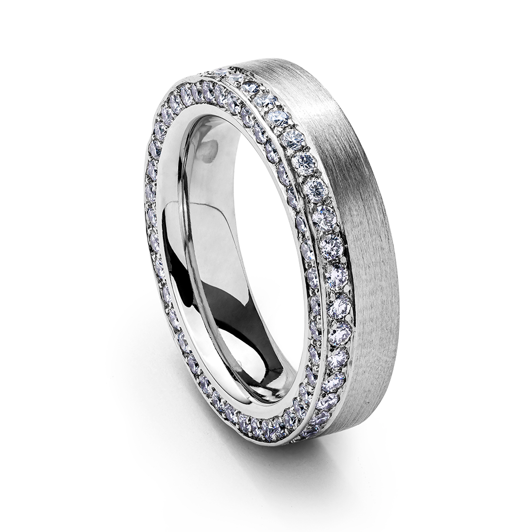 ein silberner Ring mit Diamanten darauf auf weißem Hintergrund