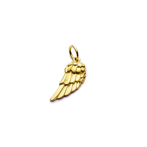 ein goldener Engelsflügel-Anhänger auf weißem Hintergrund