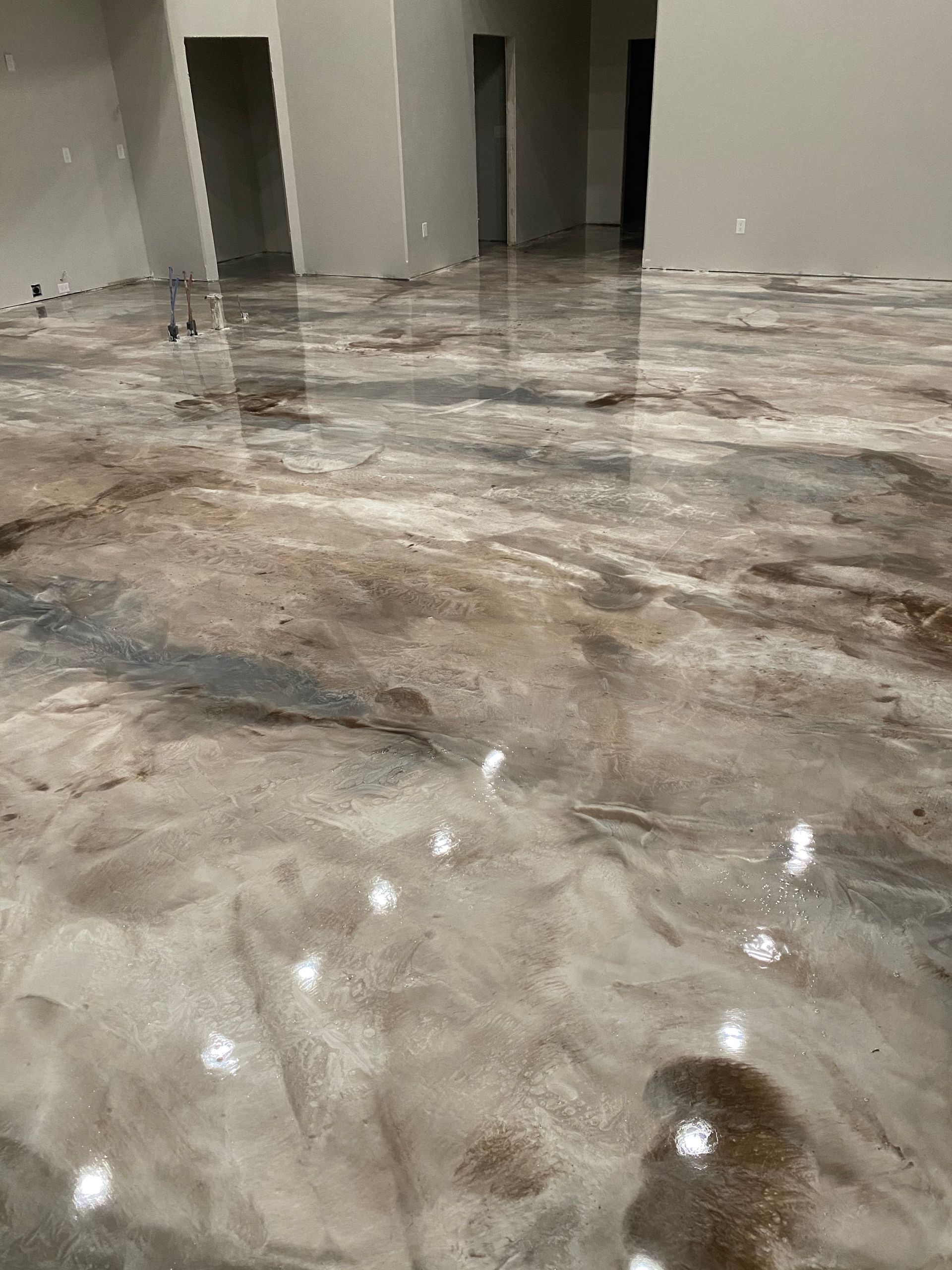 A room with a marble floor and a shiny floor.