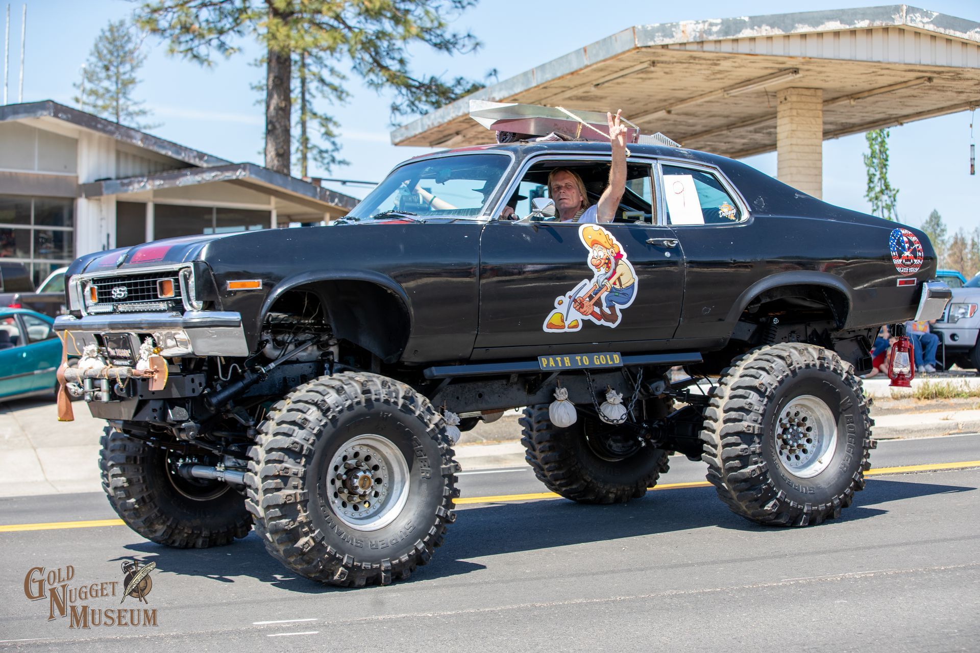 Gold Nugget Parade, Gold Nugget Museum  Lifted Classic Sports Car