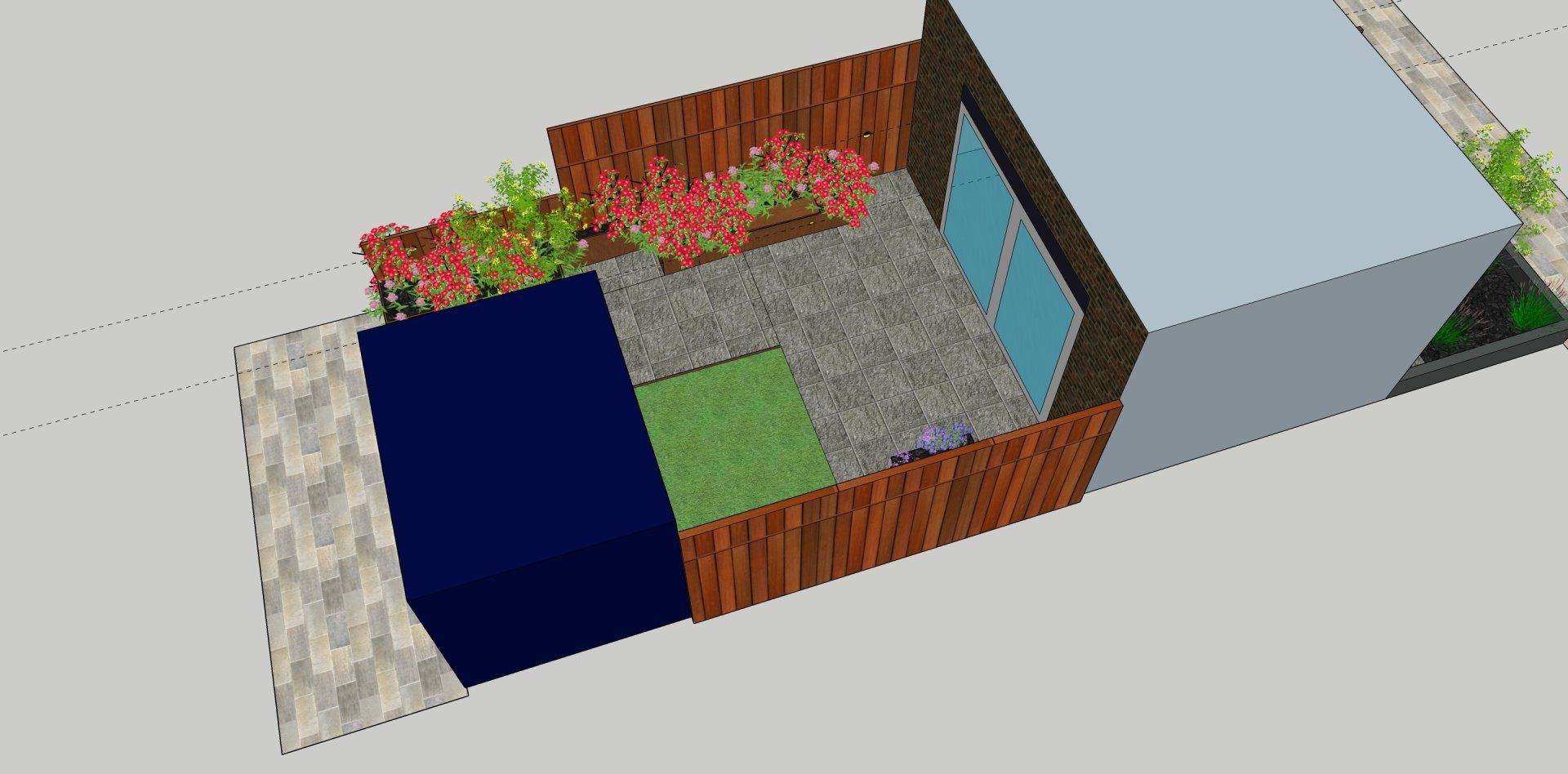 Een vogelperspectief van een kleine achtertuin met houten schuttingen, een blauw schuurtje, grind, gras en bloeiende planten.