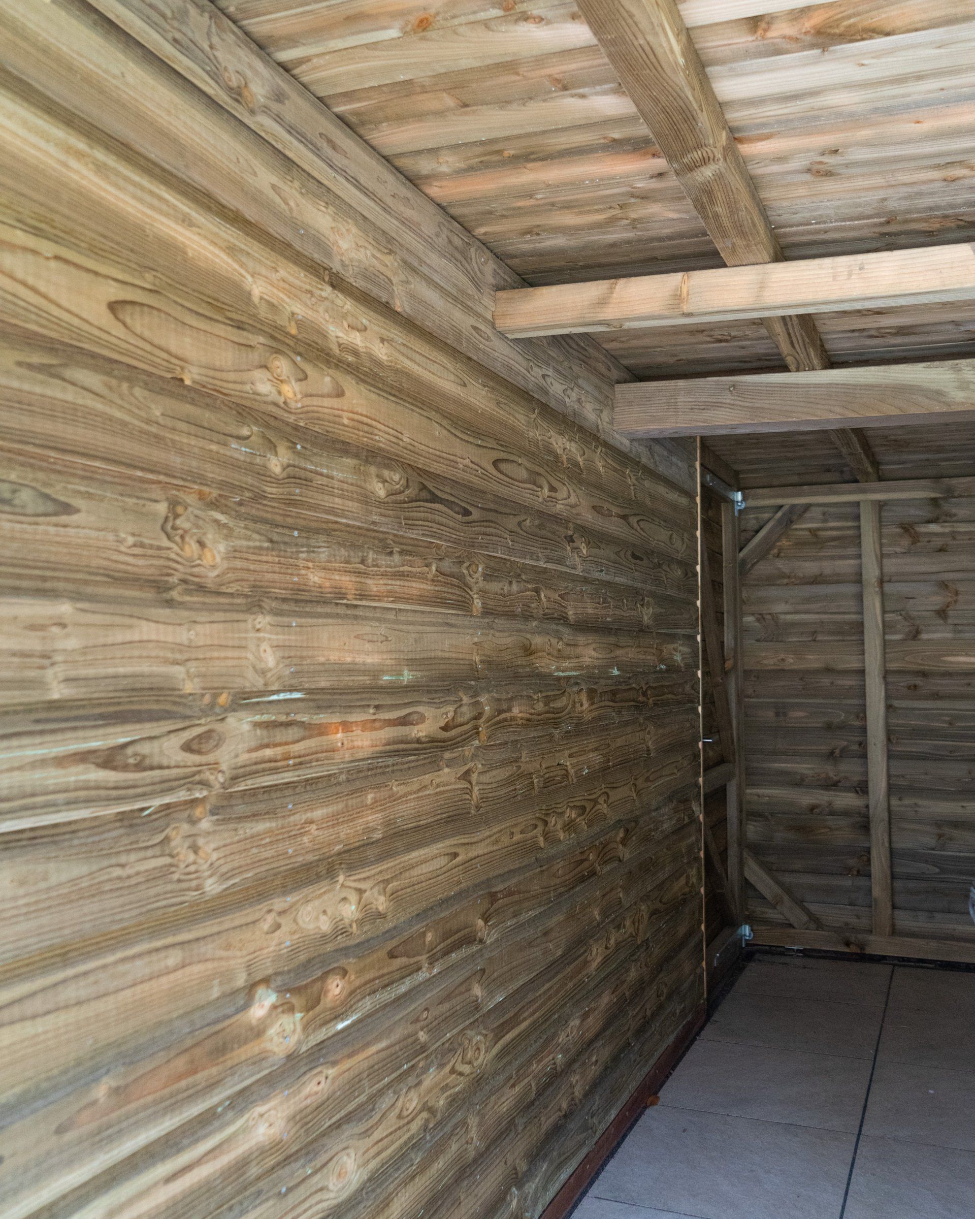 Interieur van een houten constructie, wanden en plafond gemaakt van verweerde planken.